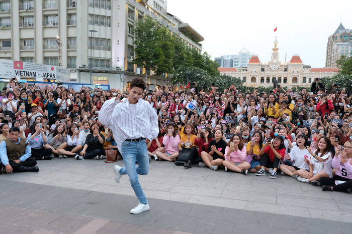 ​K-pop star Kim Samuel rocks downtown Ho Chi Minh City