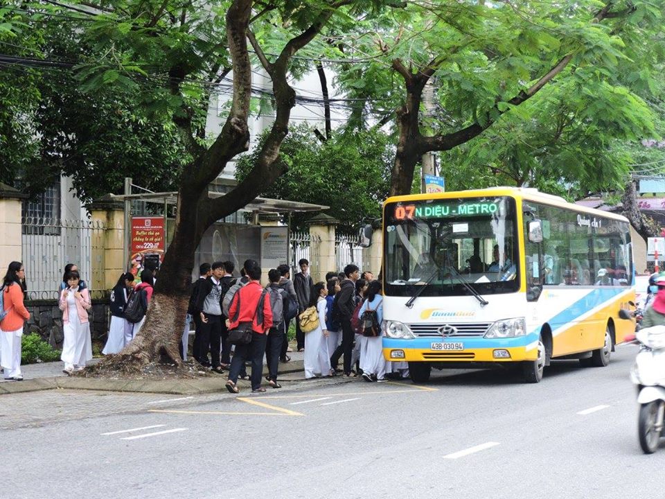 Student refused entry on Da Nang bus for paying 22-cent ticket with large banknote
