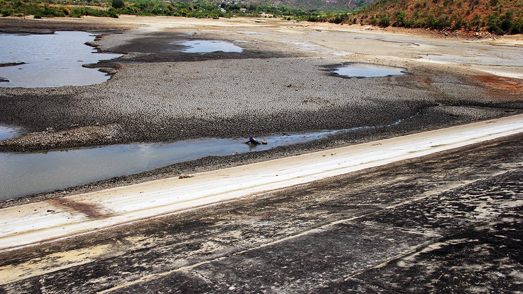 The Phuoc Nhon Lake in Phuoc Trung Commune, Bac Ai District is drying up due to severe drought.