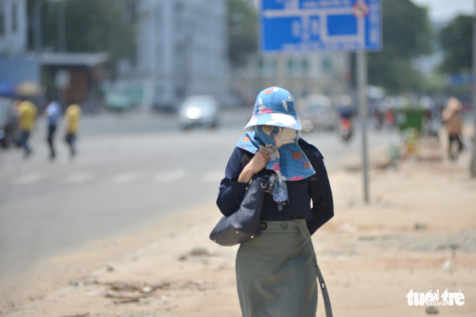 ​In photos: Saigon reels under heat wave