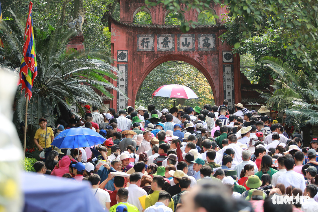 ​Vietnamese throng temple for Hung Kings’ Festival (photos)