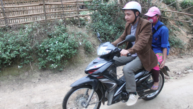 ​Vietnamese teachers travel in mountains to bring students back to school