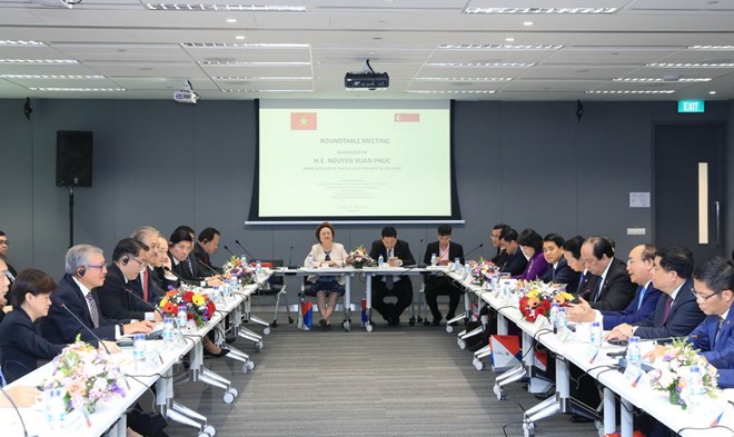 Vietnam PM discusses investment with Singaporean business leaders