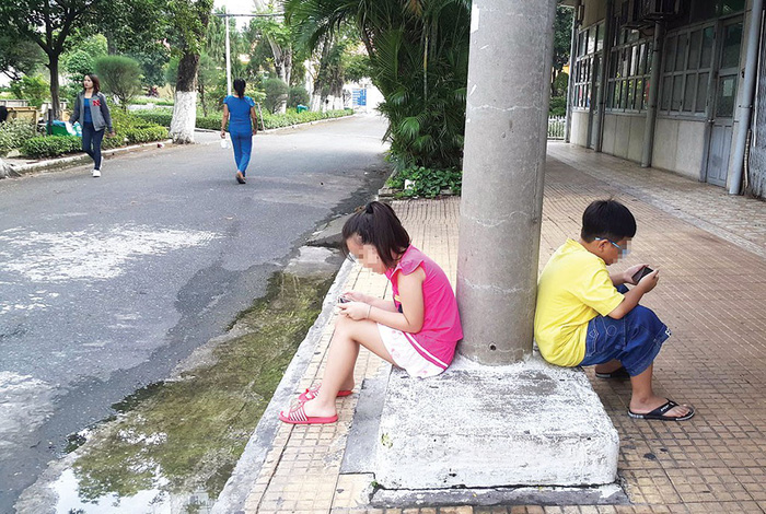 Vietnamese parents worried as children obsessed with smartphones