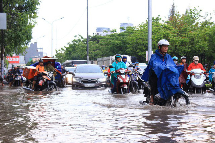 ​Pump system fails to prevent flooding on Ho Chi Minh City street following downpour