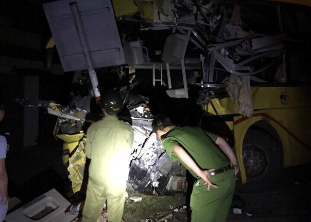 ​Collision involving passenger bus kills two, injures 12, including 4 foreigners, in Vietnam