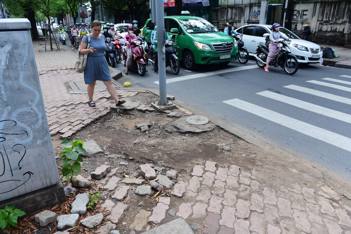 ​Saigon sidewalks disfigured under weight of motorcycles
