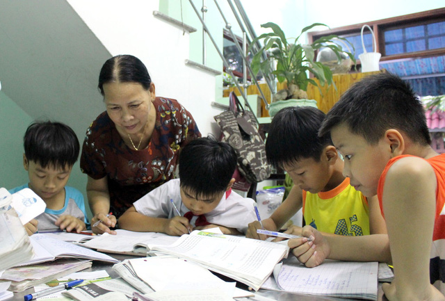 Retired Vietnamese woman dedicated to teaching poor children for free