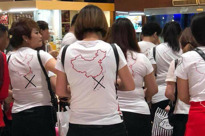 Chinese tourists enter Vietnam wearing T-shirts featuring illicit ‘9-dash line’ map