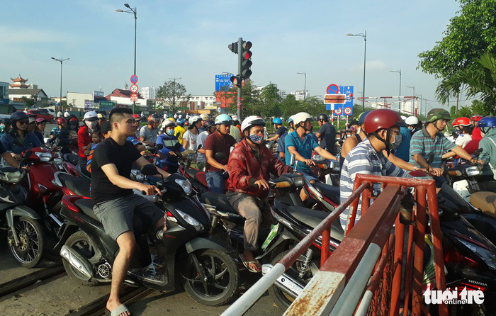 ​Misplaced traffic lights at level crossings imperil drivers in Ho Chi Minh City