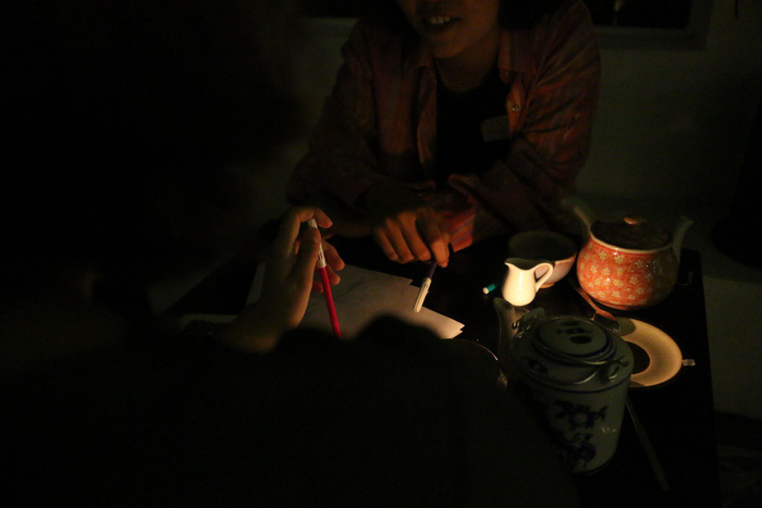 Saigon ‘lights-out’ tea house promotes sharing, talking between customers in darkness
