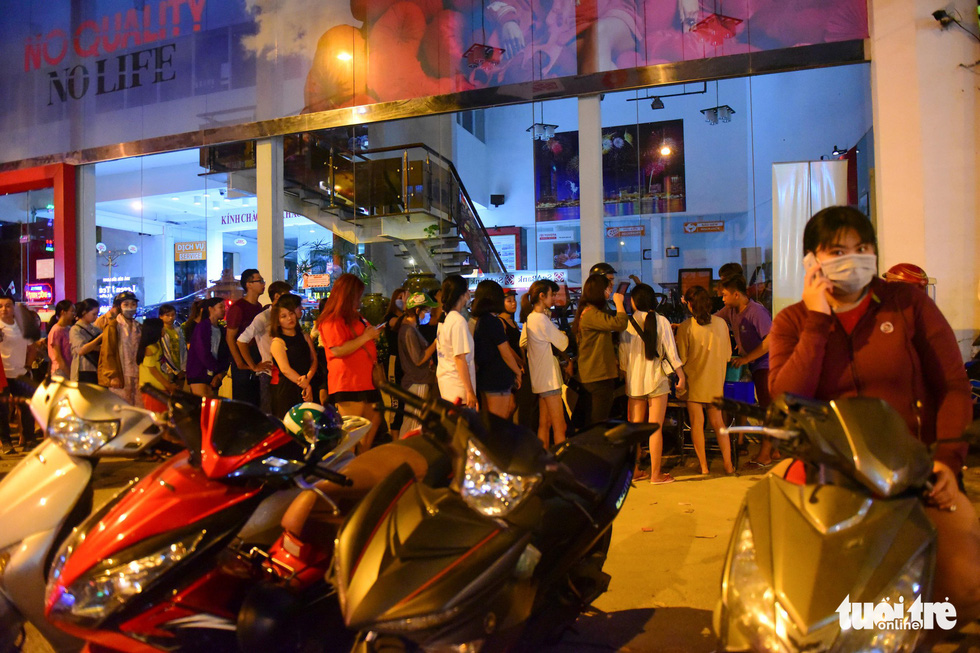 The long queue is seen waiting in front of the drink stall only one hour after the sun goes down in Ho Chi Minh City. Photo: Tuoi Tre