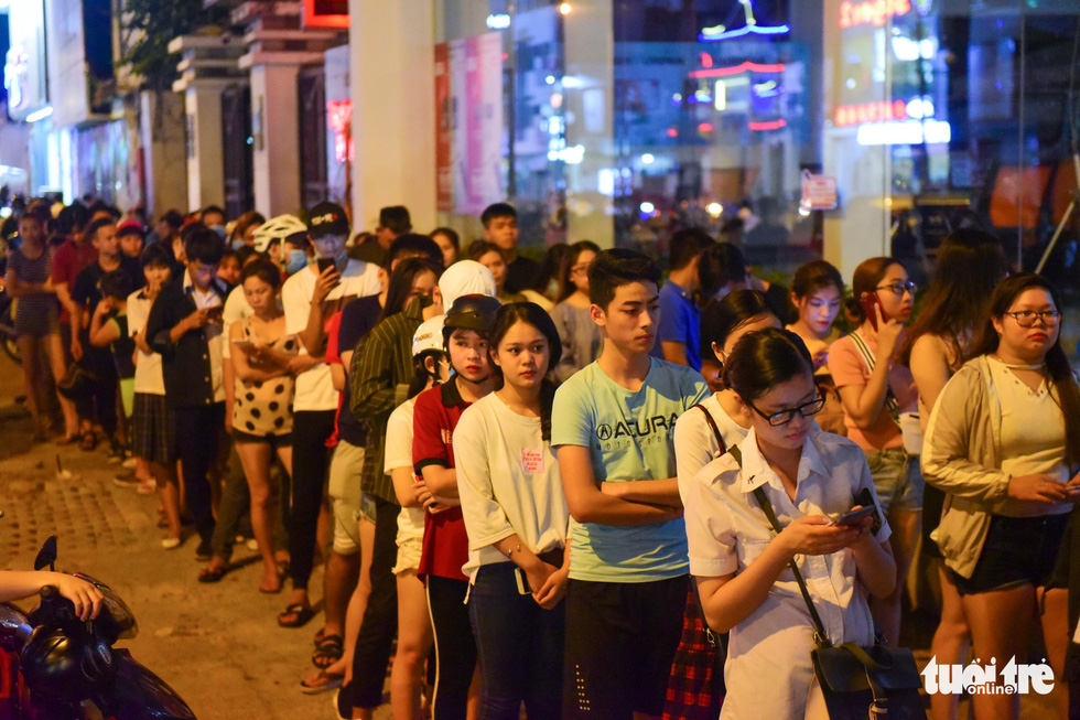 Sometimes, the queue attracts up to hundreds of people. Photo: Tuoi Tre