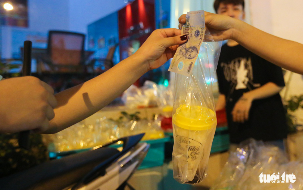 The drink is attractively priced at VND20,000 (US$0.88) per cup. Photo: Tuoi Tre