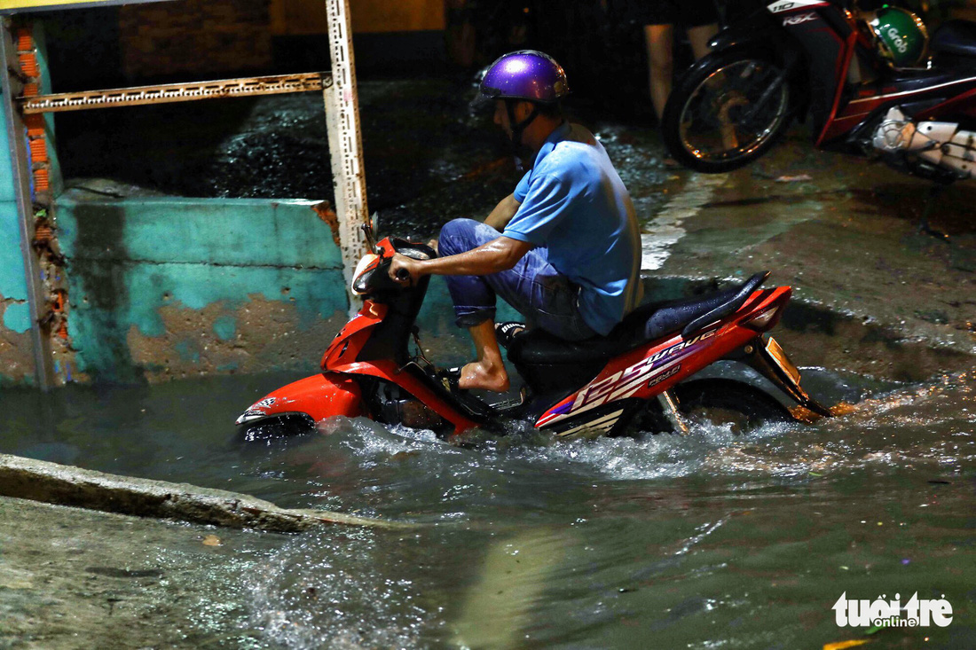 Ho Ngoc Lam Street in Binh Tan District is severely inundated.