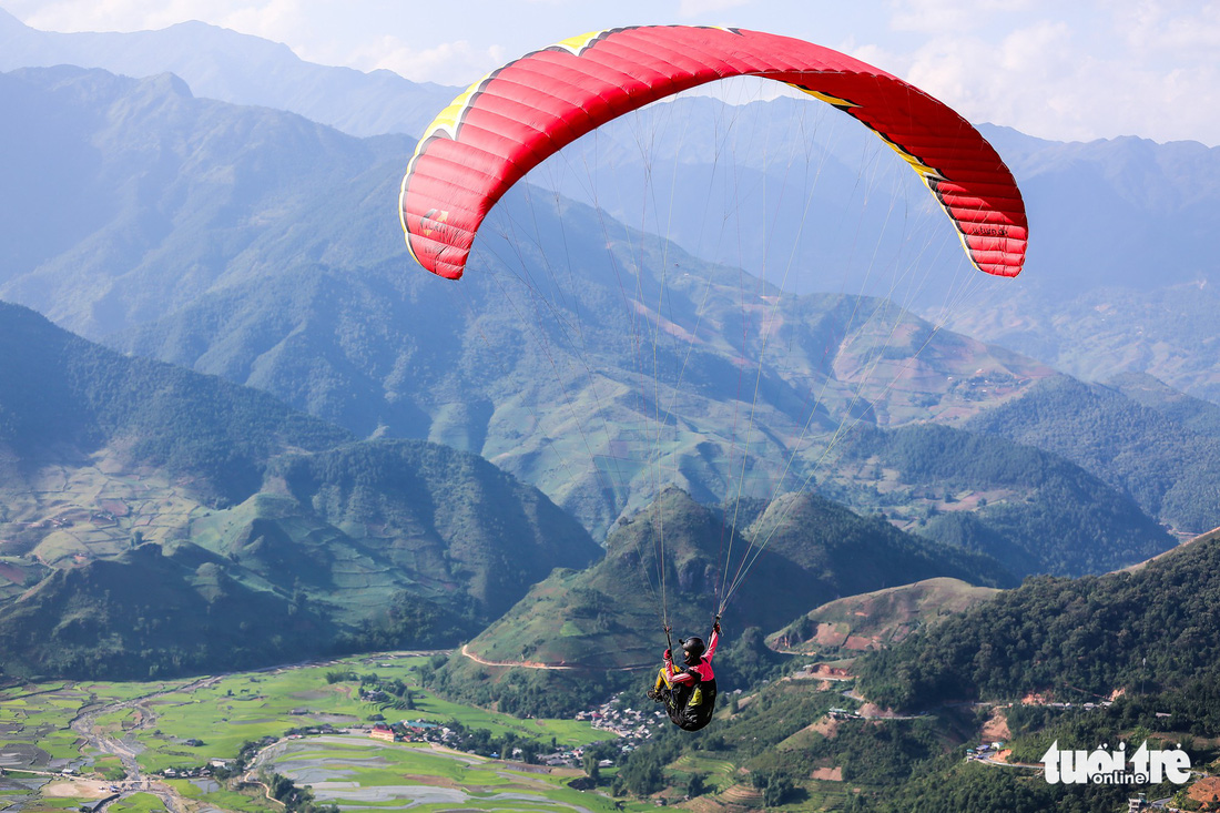 Paragliders enjoy majestic mountain views in northwestern Vietnam