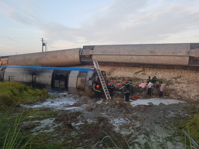 2 killed, 6 hurt as train collides with truck in northern Vietnam