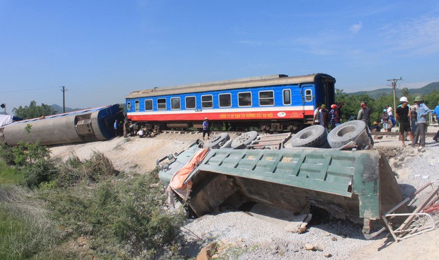 ​Two level crossing attendants suspended following fatal train accident in Vietnam