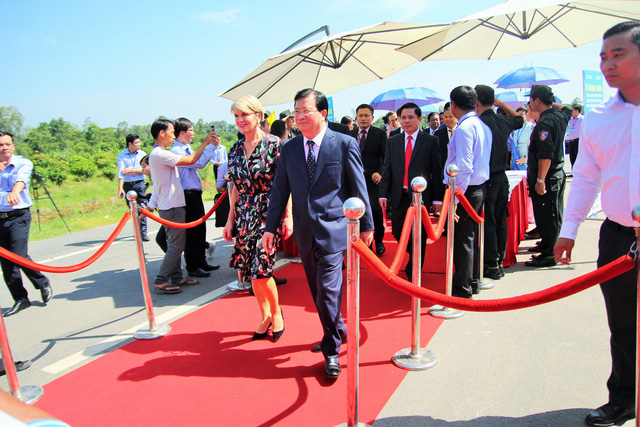 Officials step to a ribbon cutting location on the Cao Lanh Bridge in Dong Thap Province, Vietnam, May 27, 2018. Photo: Tuoi Tre