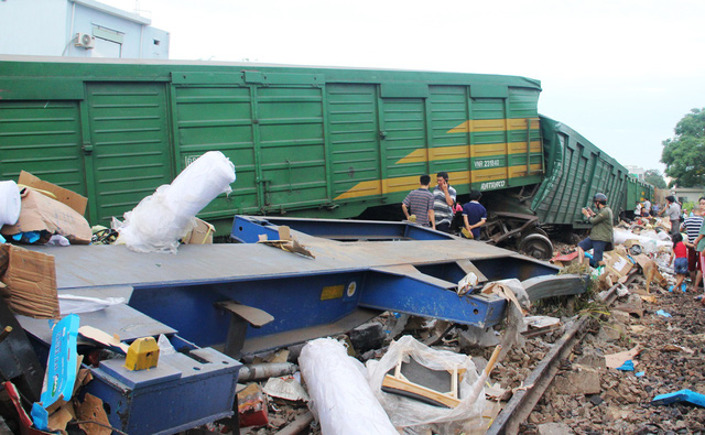 ​Freight train crashes into locomotive at station in central Vietnam