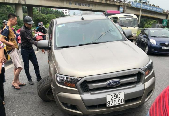 ​Pickup filmed fleeing with broken wheel axle following accident in Vietnam