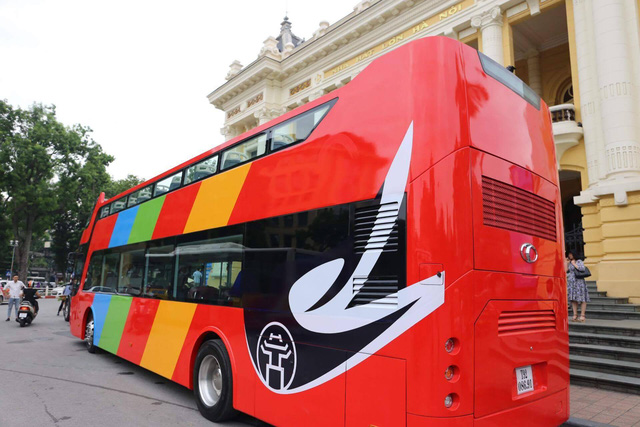 Tour double-deckers roll in Hanoi after successful test run
