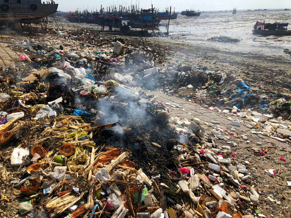 As there is so much litter that the only viable option may be incineration. Photo: Tuoi Tre