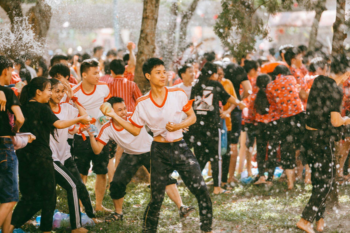 ​Vietnamese students celebrate end of school year with water fight