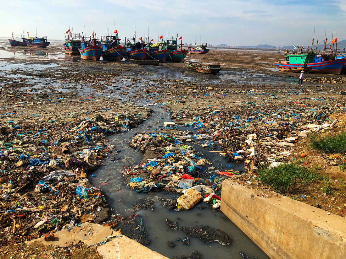 As if the litter is not enough, untreated wastewater is also gushes out into the open. Photo: Tuoi Tre
