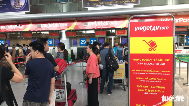 ​Passenger throws phone at Da Nang airport attendant after flight cancelation  
