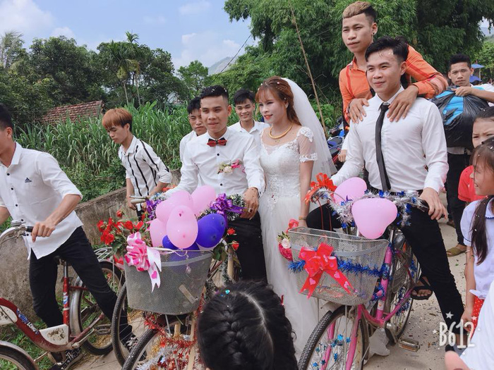 Bride, groom make wedding getaway on bicycle in rural Vietnam 