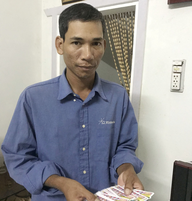 Vietnamese man turns to civil service after 13 years being lottery ticket seller