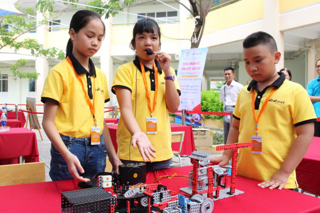 Schoolchildren’s waste treatment plant model wins prize at Vietnam’s robot contest