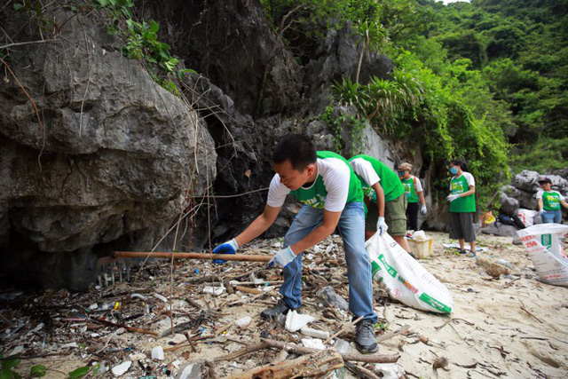 ​Volunteers join hands for trash-free Ha Long Bay