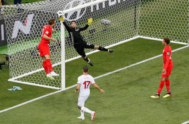 Kane takes to world stage as England edge past Tunisia