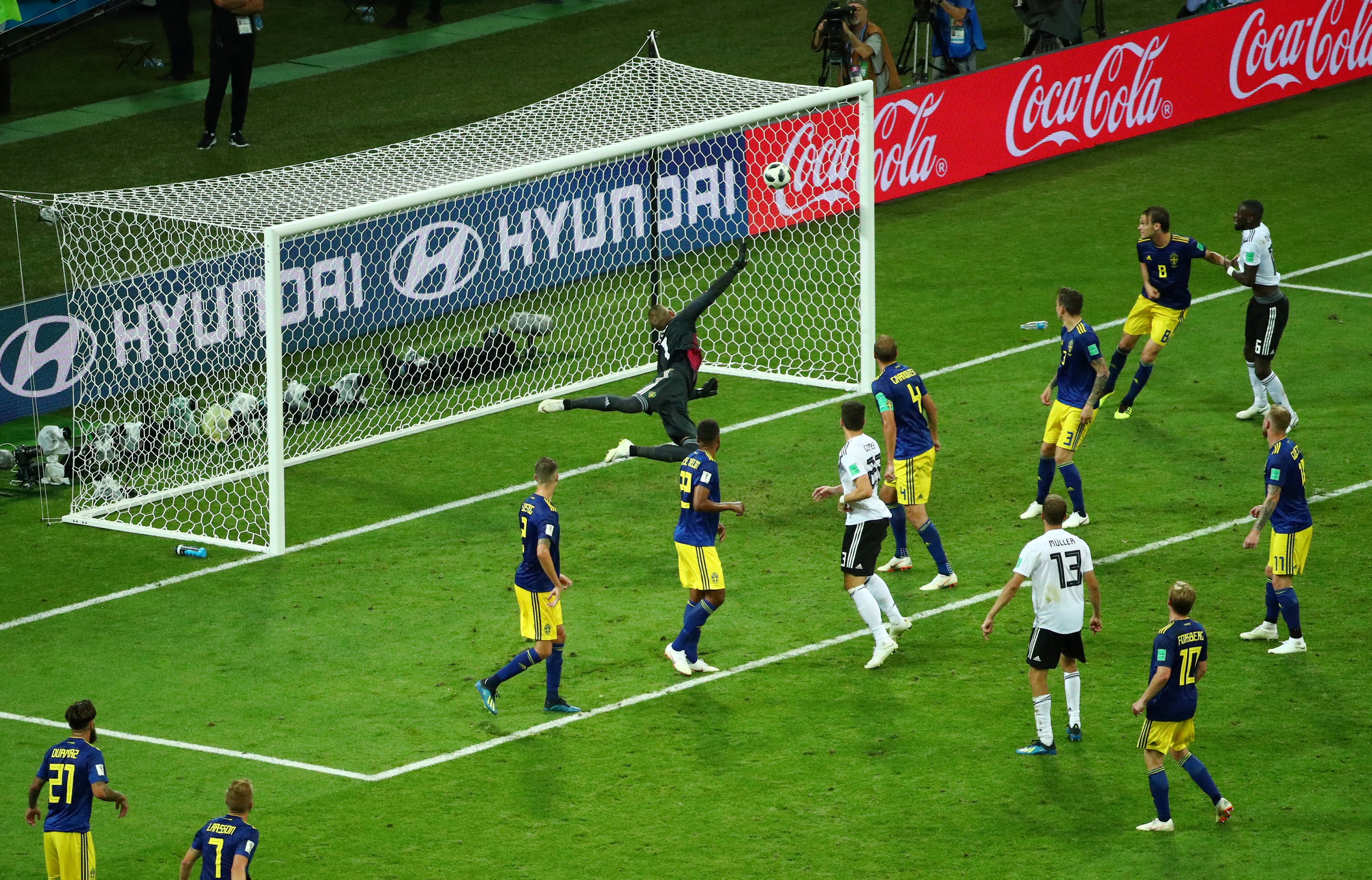 Late Kroos winner against Sweden keeps Germany alive