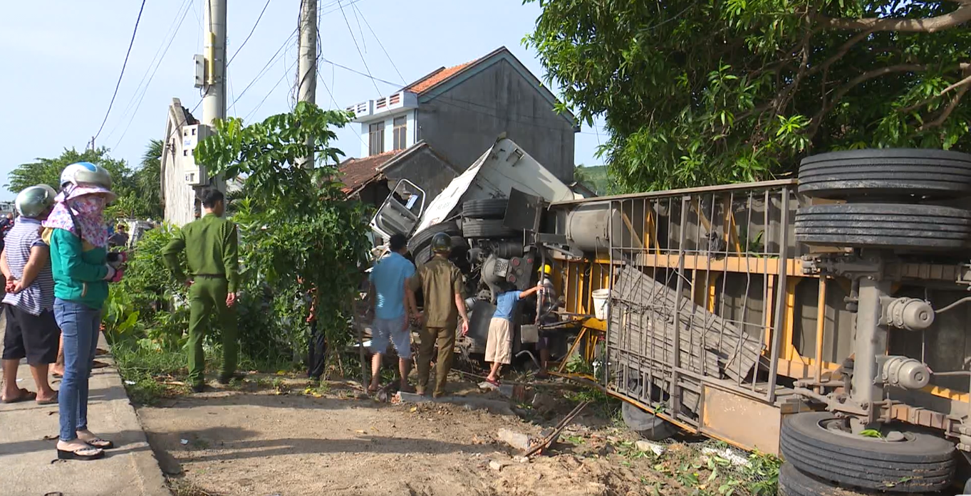 Family of three hospitalized as trailer truck hits house in Vietnam
