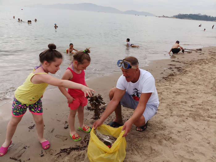 ​​Russian expats clean Nha Trang beaches