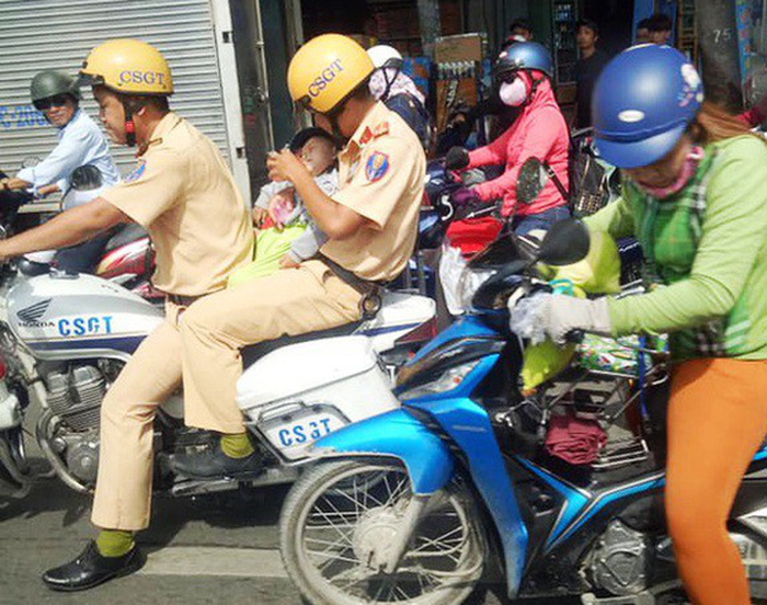 ​Vietnamese policemen praised for taking sick baby to hospital amid heavy traffic  
