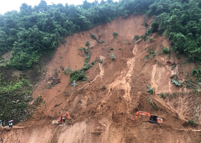 ​Excavator driver escapes death after landslide pushes him off cliff in northern Vietnam