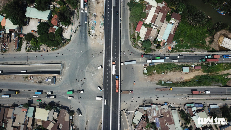 Surface of Ho Chi Minh City’s crucial overpass becomes hollowed hours after opening