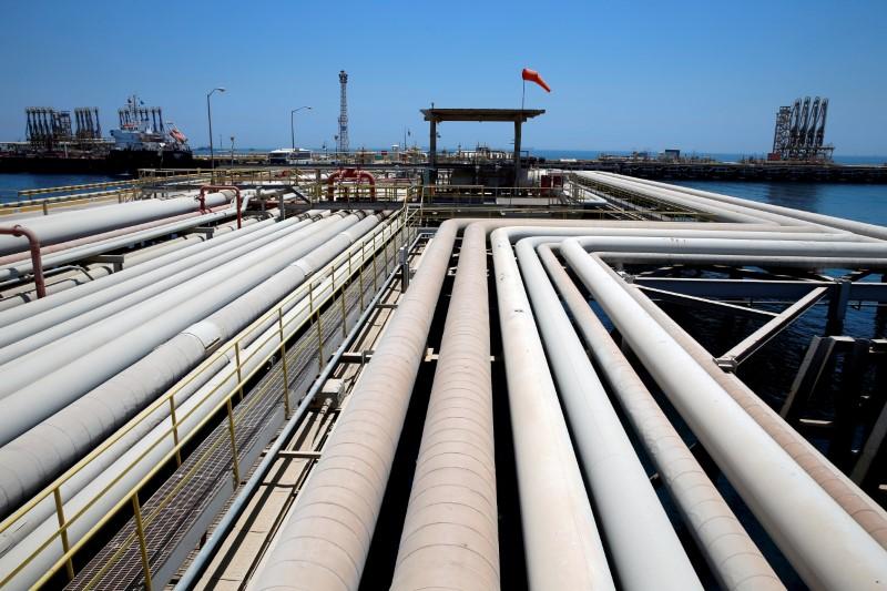 Oil falls amid rising Saudi output, Asian economic slowdown