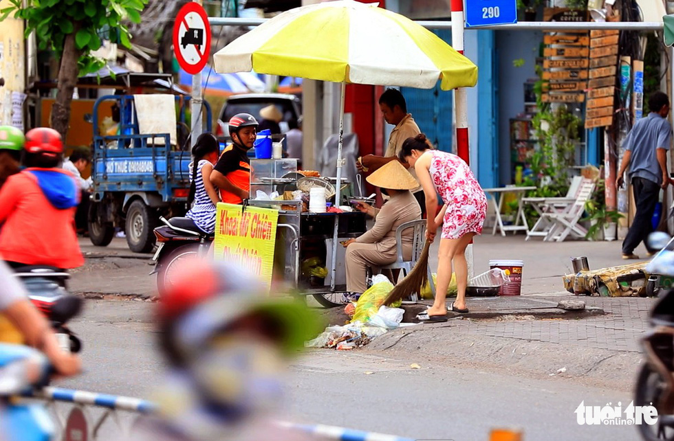 ​Garbage fills sewer entrances in Ho Chi Minh City (photos)