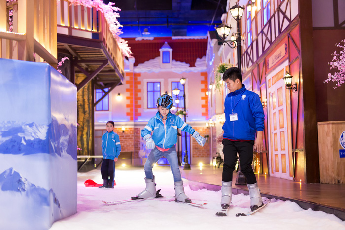 ​Young people enjoy snow games for summer break in Saigon