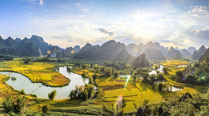 Tranquil life by Quay Son River in northern Vietnam (photos)