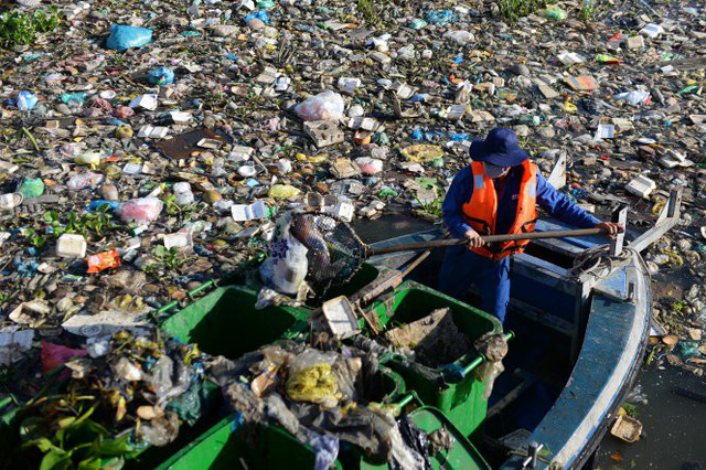 Up to 40 tons of trash collected daily from Ho Chi Minh City’s major canals