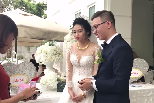 Video of Vietnamese couple receiving wedding money via payment device goes viral