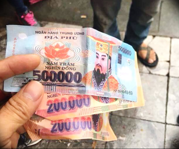 ​Hanoi cyclo driver accused of giving joss paper as change to foreign passengers
