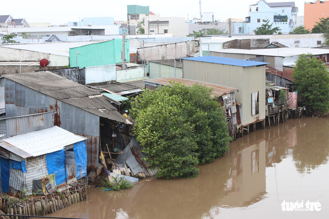 ​​Residents take fright as houses sink into water overnight in southern Vietnam