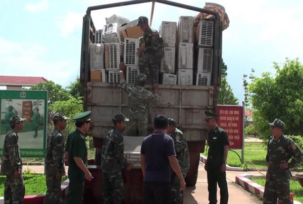 ​Trucks caught smuggling 1,000 second-hand electronic products from Cambodia into Vietnam